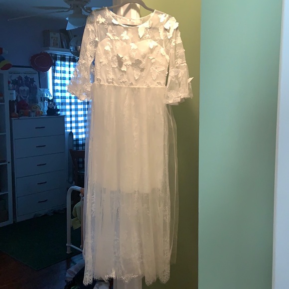 Jianshan maxi dress. White Tulle and Lace with 3D butterfly lace detail. Size 8 - Picture 9 of 9